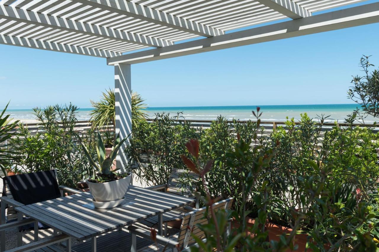 Kiss Beachfront Hotel & Restaurant Червія Екстер'єр фото