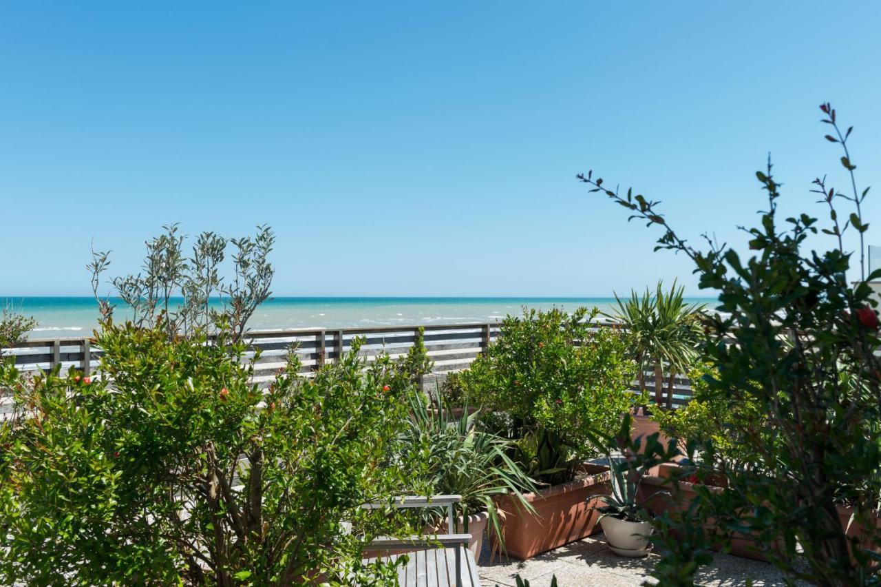Kiss Beachfront Hotel & Restaurant Червія Екстер'єр фото