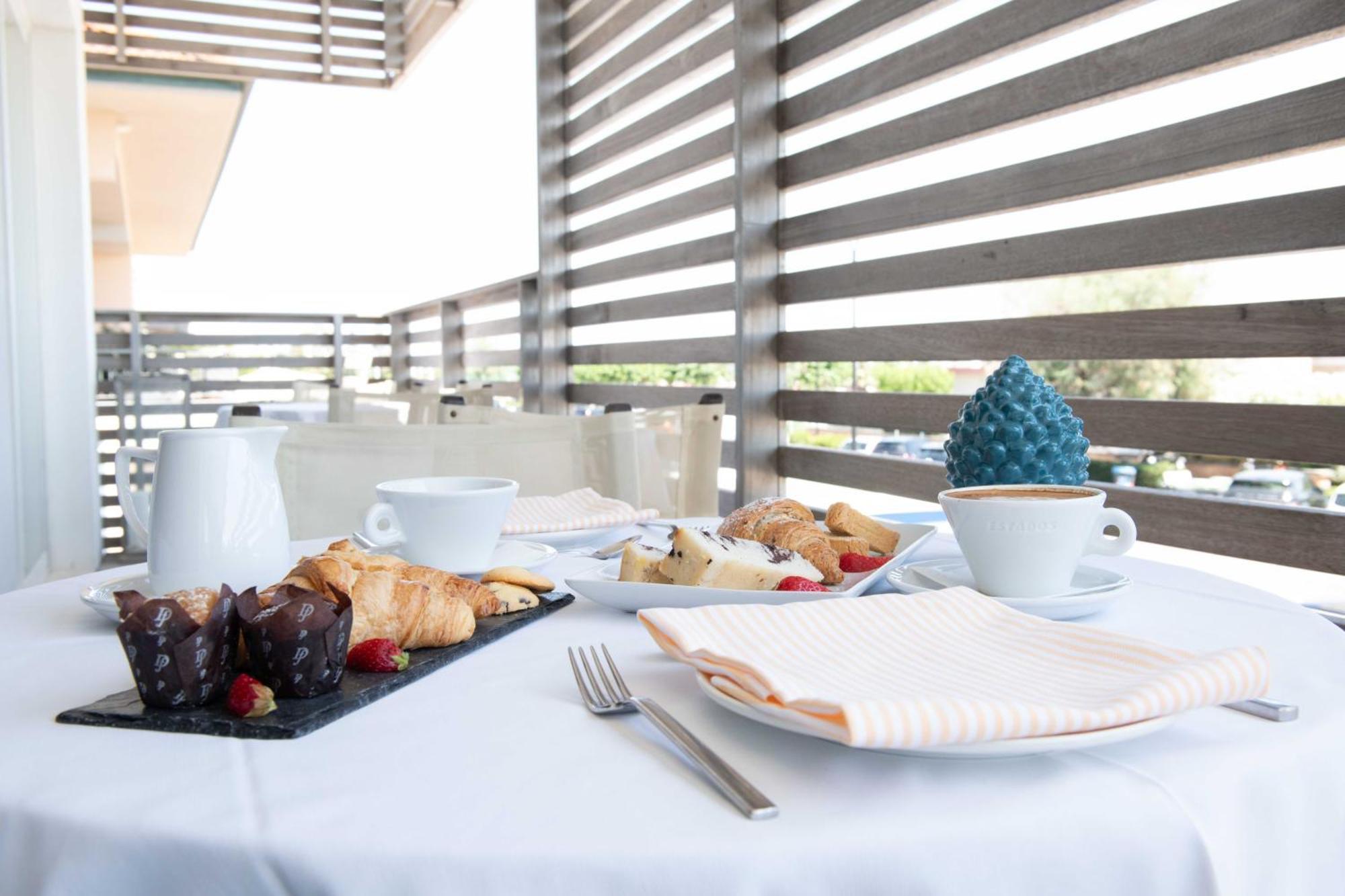 Kiss Beachfront Hotel & Restaurant Червія Екстер'єр фото