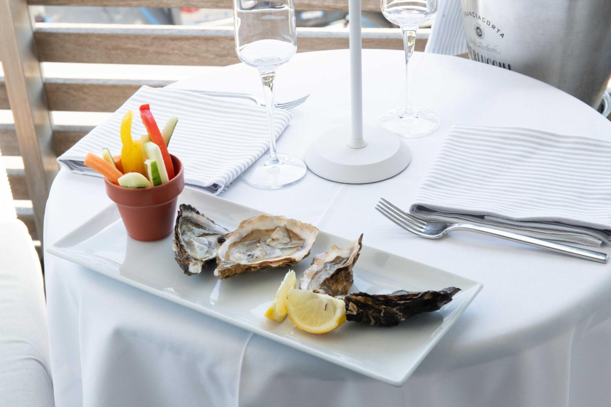 Kiss Beachfront Hotel & Restaurant Червія Екстер'єр фото